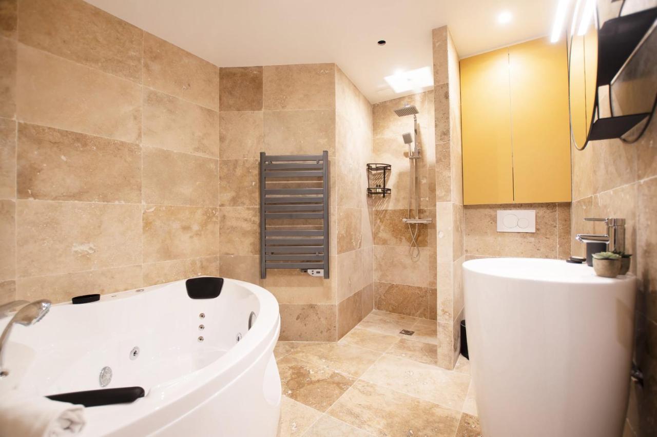 Guestready - Studio With Jacuzzi In The 10 Th Appartement Parijs Buitenkant foto